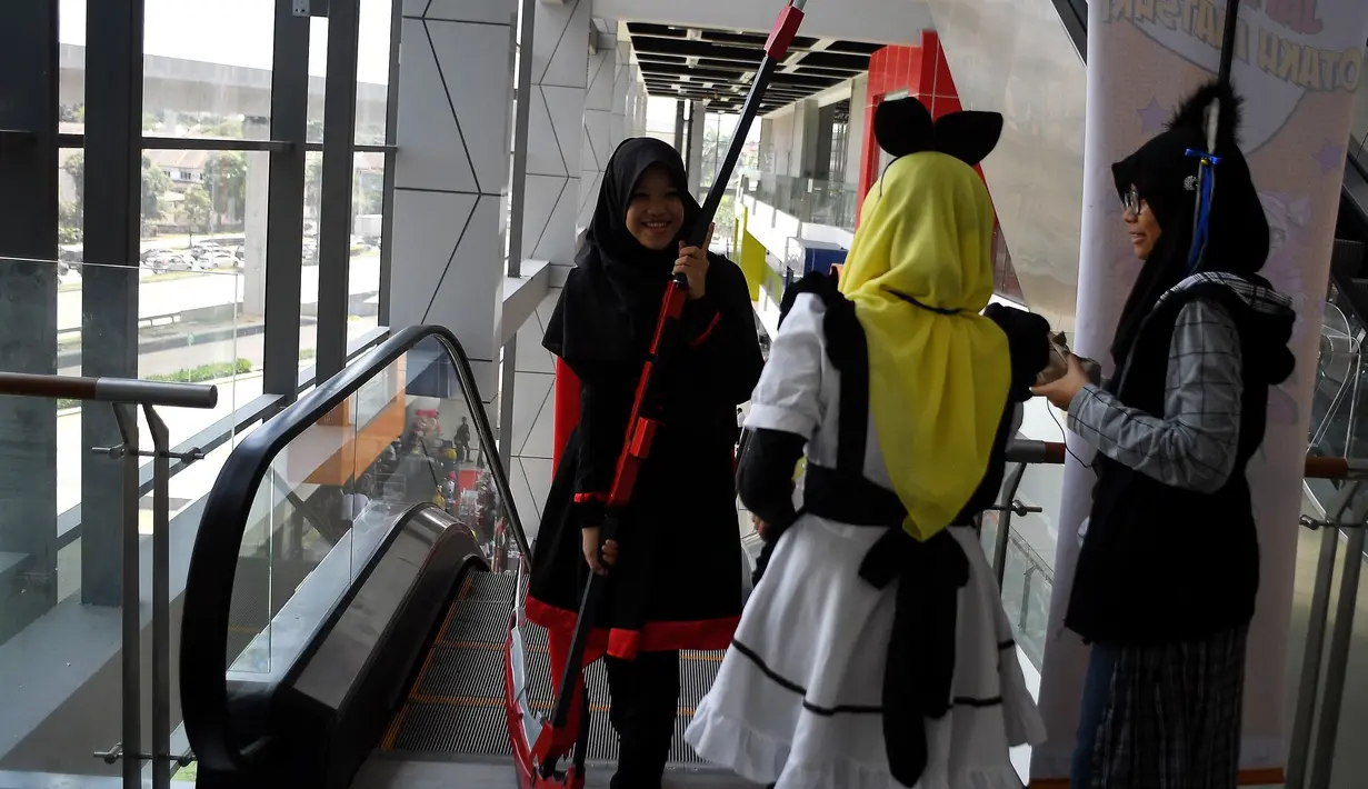 Cosplayer Muslim berkumpul di salah satu pusat perbelanjaan saat acara "Hijab Cosplay" di Subang Jaya, Malaysia, Sabtu (29/4). Acara Hijab Cosplay ini merupakan acara pertama kali yang digelar di Malaysia. (AFP PHOTO / Manan VATSYAYANA)