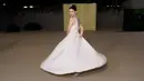 Alexandra Daddario tiba di acara tahunan kedua Academy Museum di Academy Museum of Motion Pictures di Los Angeles, Amerika Serikat, Sabtu (15/10/2022). Alex tampil pada fashion show di museum terbesar yang didedikasikan untuk seni, sains, dan seniman pembuat film di Amerika Serikat. (AP Photo/Chris Pizzello)