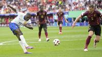 Striker Timnas Prancis, Randal Kolo Muani melepaskan tendangan di depan bek Timnas Belgia, Jan Vertonghen pada laga babak 16 besar Euro 2024 di Merkur Spiel-Arena, Dusseldorf, Jerman, Senin (1/7/2024). (AP Photo/Darko Vojinovic)