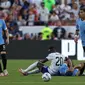 Ronald Araujo dari Uruguay tergeletak di lapangan setelah bentrok dengan Folarin Balogun dari Amerika Serikat pada pertandingan Grup C CONMEBOL Copa America 2024 antara Amerika Serikat dan Uruguay di GEHA Field di Stadion Arrowhead pada 01 Juli 2024 di Kansas City, Missouri. Jamie Squire/Getty Images/AFP