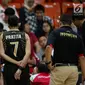 Para pemain timnas basket putri Indonesia  mendengarkan arahan pelatih dalam laga round robin SEA Games 2017 di  MABA Stadium,Kuala Lumpur, Malaysia, Jumat (25/8). Tim basket putri Indonesia kalah dari Thailand 61-70. (Liputan6.com/Faizal Fanani)