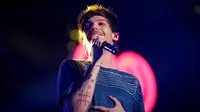 Louis Tomlinson One Direction di acara iHeart Radio Jingle Ball di Staples Center, Los Angeles, Jumat (4/12). Boyband asal Inggris itu vakum dalam batas waktu yang tak ditentukan pada Maret 2016. (Christopher Polk/Getty Images untuk iHeartMedia/AFP)