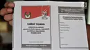 Pekerja menunjukkan surat suara yang terpotong di Gedung Logistik KPU Kota Jakarta Pusat, Jakarta, Selasa (5/3). Per 3 Maret 2019, KPU Kota Jakarta Pusat mencatat sebanyak 1.551 surat suara rusak selama proses pelipatan. (merdeka.com/Iqbal Nugroho)