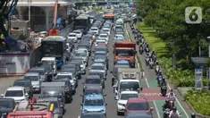 Kepadatan arus lalu lintas di Jalan Sudirman-Thamrin pada jam makan siang, Jakarta, Kamis (15/12/2022). Pemerintah berencana untuk mengucurkan insentif kendaraan listrik di Indonesia, insentif mobil listrik sebesar Rp 80 juta dan motor listrik Rp 8 juta. (merdeka.com/Imam Buhori)