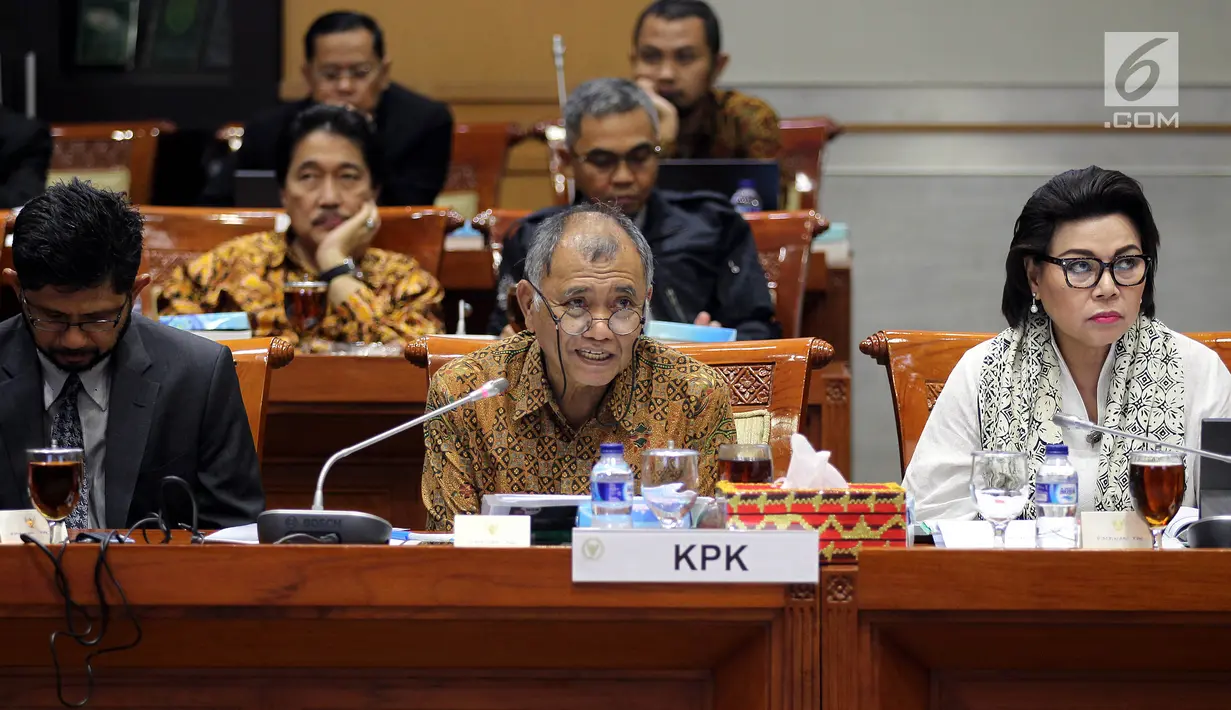 Ketua KPK Agus Rahardjo bersama Wakil Ketua KPK Laode M Syarif dan Basaria Panjaitan saat mengikuti Rapat Dengar Pendapat (RDP) dengan Komisi III DPR di Kompleks Parlemen Senayan, Jakarta, Selasa (28/1). (Liputan6.com/Johan Tallo)