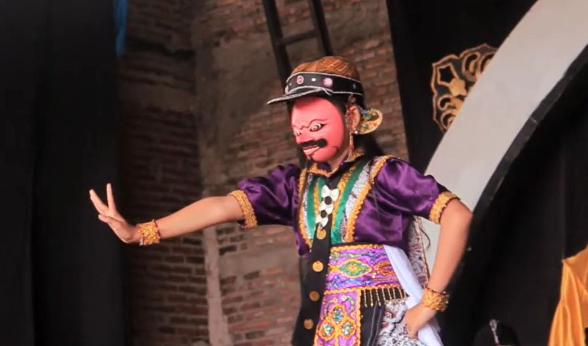 Gunakan Topeng Berusia 300 Tahun