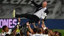 Pelatih Real Madrid, Zinedine Zidane, merayakan juara La Liga usai pemainnya mengalahkan Villrreal pada laga lanjutan pekan ke-37 di Estadio Alfredo Di Stefano, Jumat (17/7/2020) dini hari WIB. Real Madrid menang 2-1 atas Villarreal. (AFP/Gabriel Bouys)