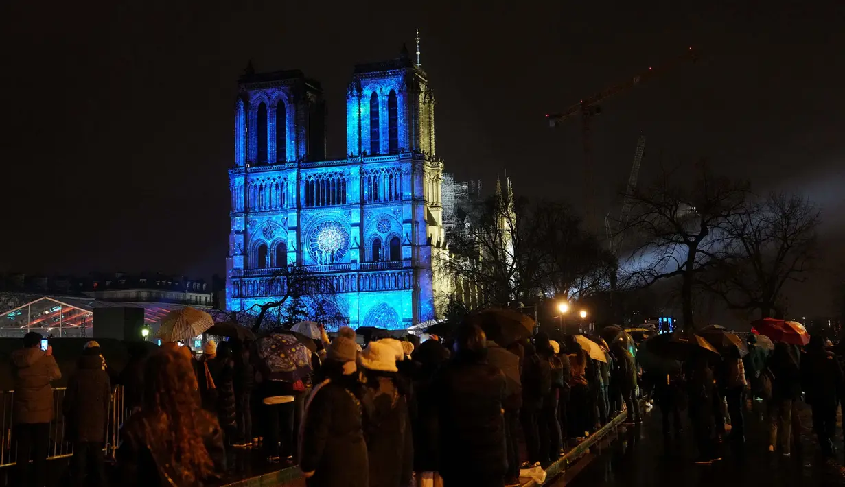 Untuk diketahui, pada 15 April 2019, kebakaran besar menghancurkan menara dan atap Katedral Notre-Dame serta sebagian besar bangunan ikonik tersebut. Peristiwa ini menjadi momen memilukan bagi warga Paris dan dunia. (Dimitar DILKOFF/AFP)