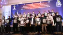 Ketua Umum BPD HIPMI Jaya, Sona Maesana (tengah) foto bersama 18 balon ketua umum usai pengambilan nomor urut pada pemilihan Badan Pengurus Cabang (BPC) Se-DKI Jakarta Raya periode 2021-2024 di The Tribrata Darmawangsa Jakarta, Selasa (16/11/2021). (Liputan6.com/HIPMI Jaya)