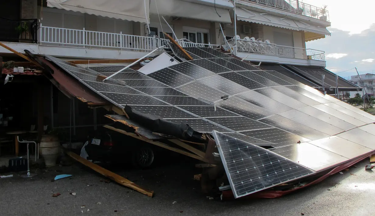 Sebuah mobil tertimpa atap toko setelah badai menerjang Desa Nea Plagia, Halkidiki, Yunani, Kamis (11/7/2019). Badai  menerjang Halkidiki sekitar 20 menit. (Giannis Moisiadis/InTime News via AP)