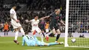 Striker Manchester City, Erling Haaland (kanan) mencetak gol pertama timnya ke gawang Tottenham Hotspur pada laga tunda pekan ke-34 Liga Inggris 2023/2024 di Tottenham Hotspur Stadium, London, Selasa (14/5/2024). (PA via AP Photo/Adam Davy)