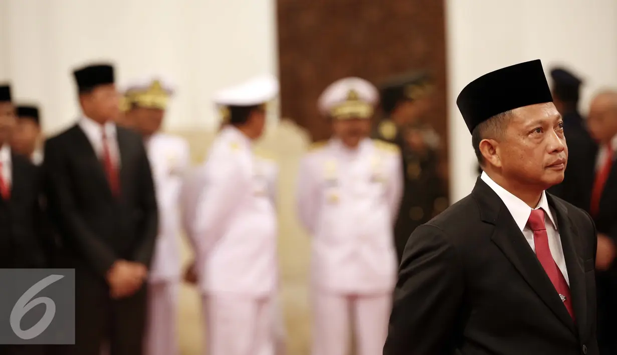 Irjen Tito Karnavian (kiri) saat mengikuti pelantikan di Istana Negara, Jakarta, Rabu (16/3). Tito Karnavian dilantik menjadi Kepala BNPT dari jabatan sebelumnya Kapolda Metro Jaya. (Liputan6.com/Faizal Fanani)