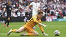 Jordan Pickford menjadi salah satu penjaga gawang terbaik di Euro 2020. Ia tercatat telah melakukan lima clean sheets dari enam pertandingannya dan hanya kebobolan satu kali. Pickford adalah kiper dengan naluri yang baik dan reflek yang cepat dalam membaca bola. (Foto: AP/Pool/Andy Rain)