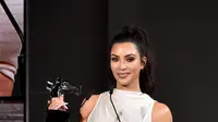 Kim Kardashian saat menerima penghargaan Influencer CFDA di Brooklyn Museum, New York City (4/6). CFDA memilih Kim karena beberapa penilaian seperti memiliki lebih dari 200 juta pengikut di seluruh media sosialnya. (Theo Wargo / Getty Images / AFP)