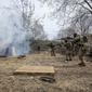 Prajurit Ukraina dari Brigade Terpisah ke-103 Pertahanan Teritorial Angkatan Bersenjata, menembakkan senjata mereka, selama latihan, di sebuah lokasi yang dirahasiakan, dekat Lviv, Ukraina barat, Selasa, 29 Maret 2022. (AP Photo/Nariman El- Mofty)
