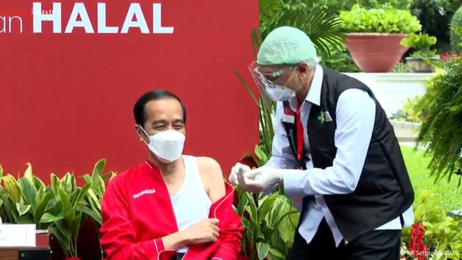 Jokowi mendapat suntikan dosis kedua vaksin Sinovac. (Tangkapan Layar Youtube Sekretariat Presiden)