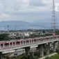 Rangkaian kereta LRT Jabodebek parkir di dekat stasiun LRT Harjamukti, Cibubur, Jakarta (26/3/2021). Pembangunan Lintas Pelayanan I Cawang-Cibubur mencapai 93,67%, Lintas Pelayanan II Cawang-Kuningan-Dukuh Atas 82,44% dan Lintas Pelayanan III Cawang-Bekasi Timur 76,94% (Liputan6.com/Fery Pradolo)