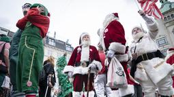 Sinterklas dari seluruh penjuru dunia berpawai melewati Kopenhagen, Denmark (22/7/2019). Kegiatan Kongres Dunia Sinterklas digeolar setiap tahun pada musim panas. (Liselotte Sabroe/Ritzau Scanpix/AFP)