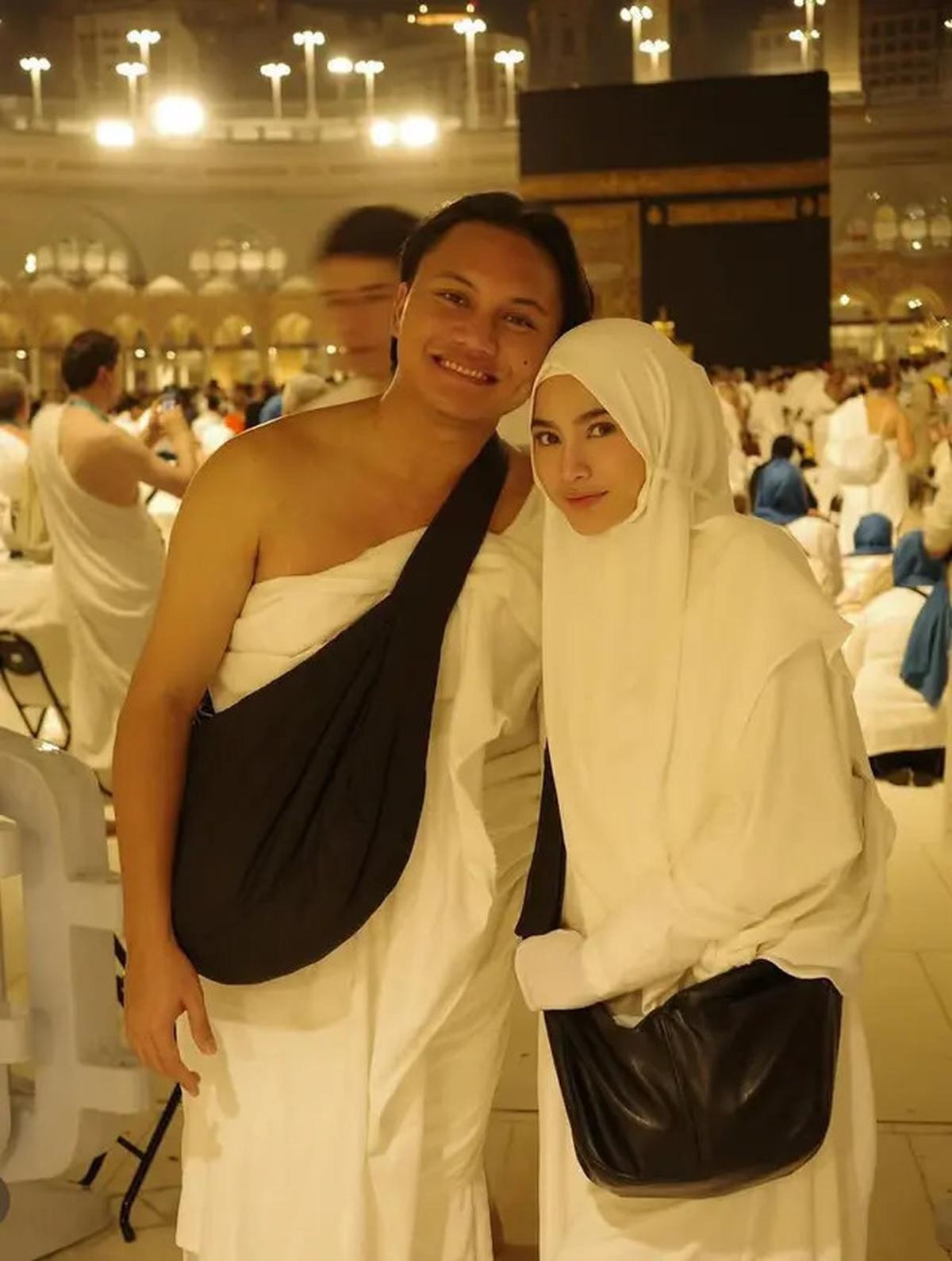 Tampilan Empat Pasutri Selebritis Berfoto Depan Ka'bah dengan Pakaian Serba Putih saat Umrah, Aaliyah Massaid hingga Yura Yunira