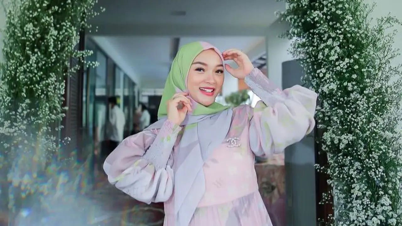 6 Potret Zaskia Gotik Makin Menawan Pakai Gamis dan Hijab Pasca Melahirkan Anak Kedua