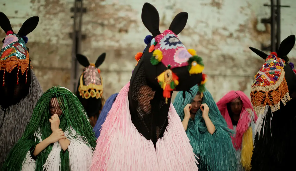 Para penari mengenakan kostum menyerupai kuda karya Nick Cave yang akan ditampilkan di Sydney, Australia (8/11). Dalam penampilannnya yang berjudul HEARD.SYD, Nick Cave akan menampilkan 30 penari dengan kostum kuda. (Reuters/Jason Reed)