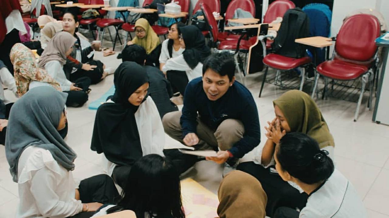 Mahasiswa PGSD Ubhara Jaya dan Unisma saat mengikuti Program Pengabdian Kepada Masyarakat (PKM) penyusunan buku ramah cerna. (Istimewa)
