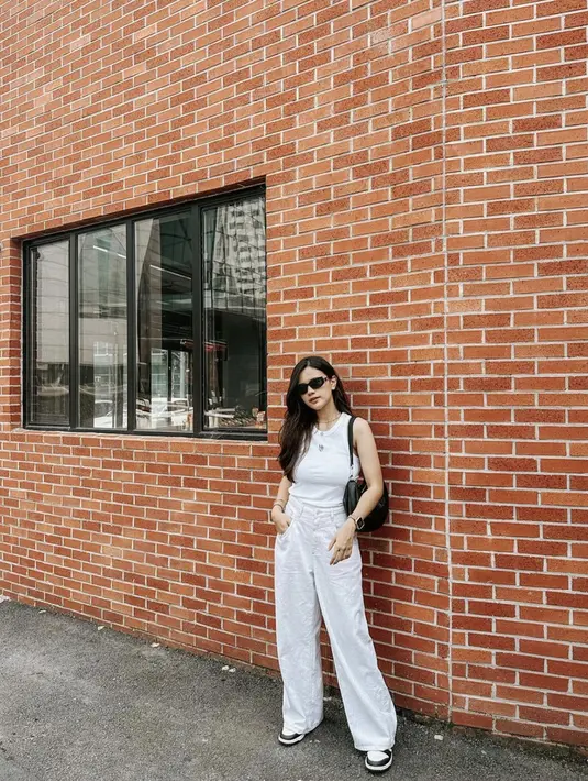 Tampilan serba putih hadirkan total look yang negitu chic.  [Foto: Instagram/ Audi Marissa]