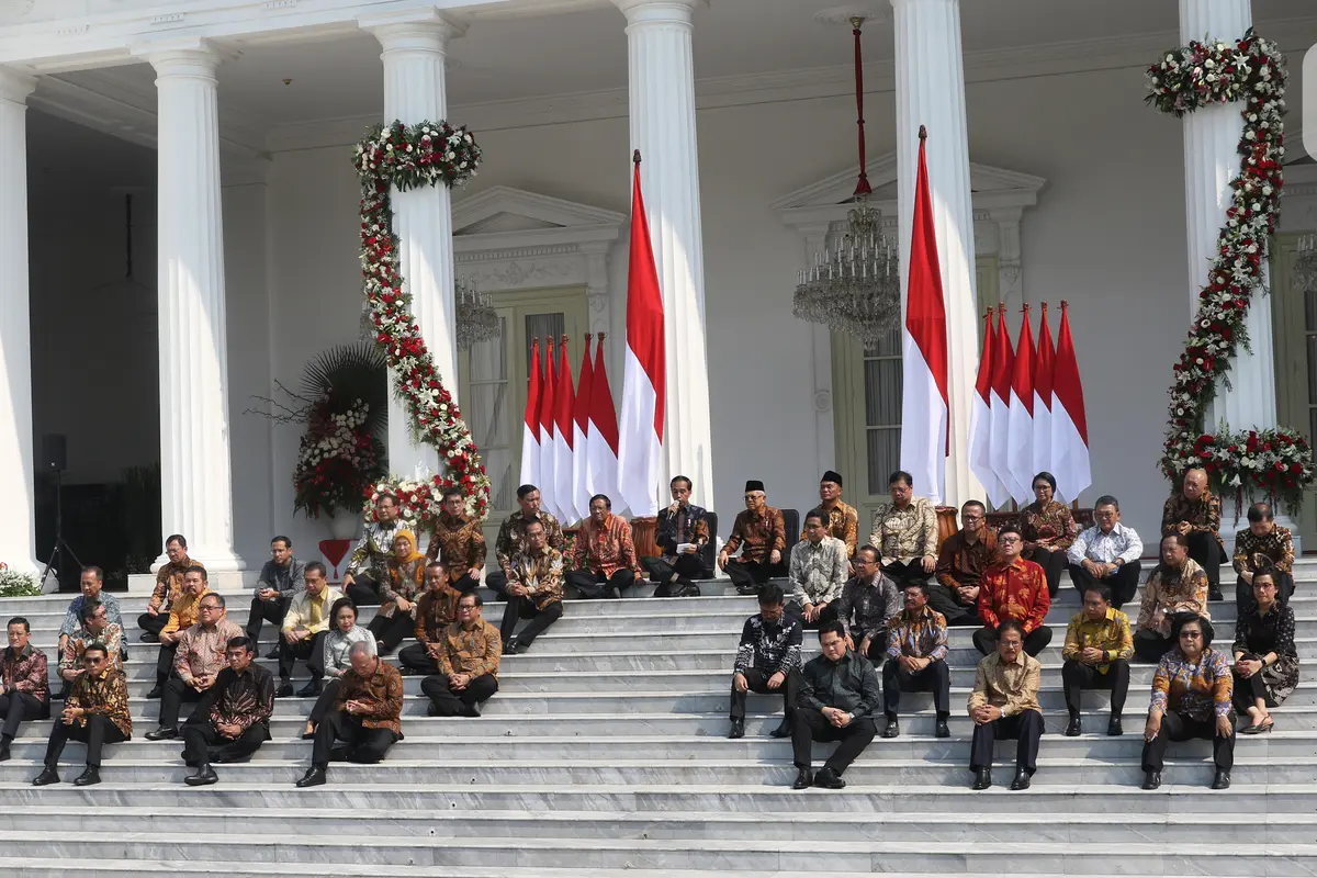 Sambil Lesehan, Jokowi Kenalkan Menteri Kabinet Indonesia Maju