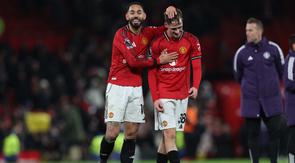 Striker Manchester United asal Brasil bernomor punggung 10, Matheus Cunha (kiri), dan gelandang Manchester United asal Inggris bernomor punggung 38, Jack Fletcher (kanan), merayakan kemenangan di lapangan setelah pertandingan Liga Inggris antara Manchester United dan Newcastle United di Old Trafford, Manchester, barat laut Inggris, Sabtu (27-12-2025) dini hari WIB. Man Utd memenangkan pertandingan dengan skor 1-0. (Darren Staples/AFP)