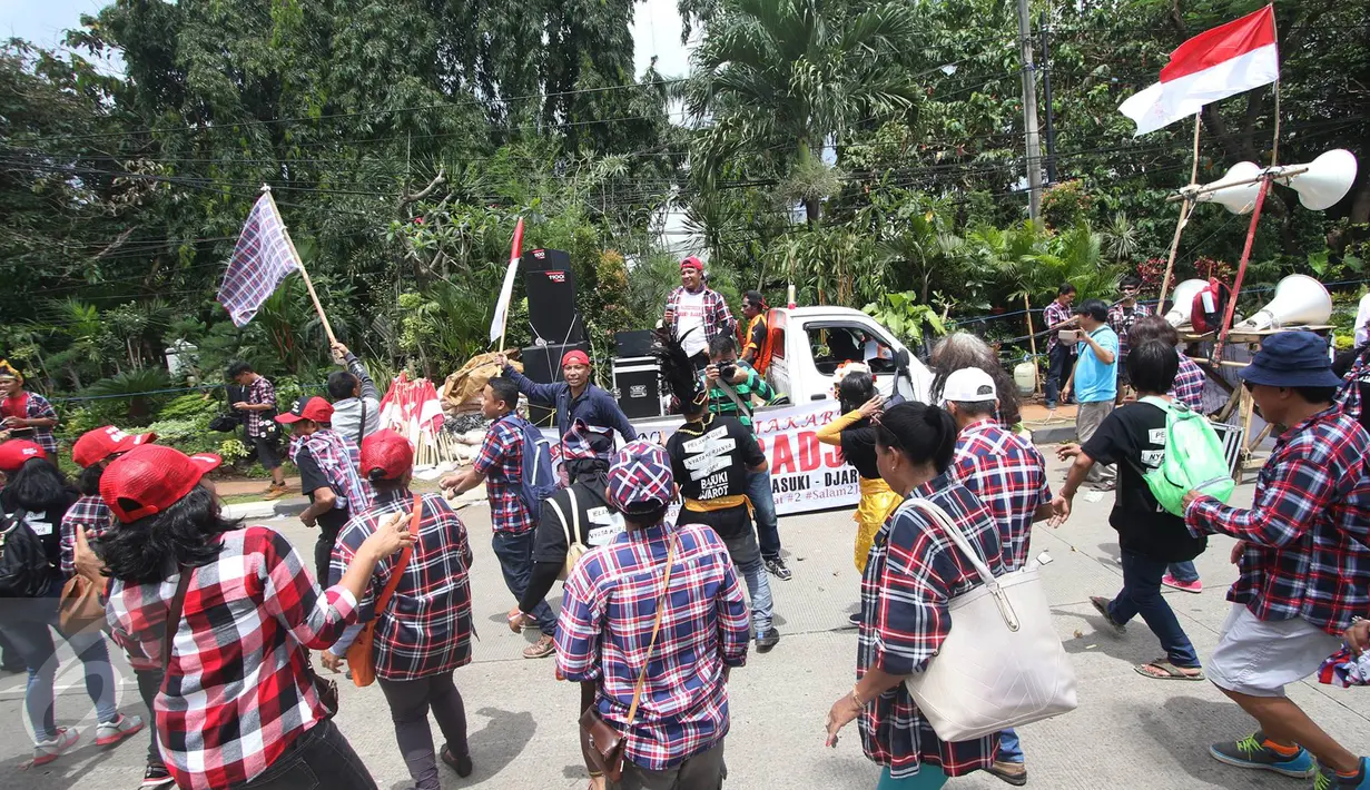 Massa pendukung Basuki T Purnama (Ahok) meneriakkan yel-yel di depan Gedung Kementerian Pertanian, Jakarta, Rabu (29/3). Dalam sidang ke-16 tersebut tim kuasa hukum menghadirkan 7 saksi ahli untuk meringankan Ahok. (Liputan6.com/Immanuel Antonius)
