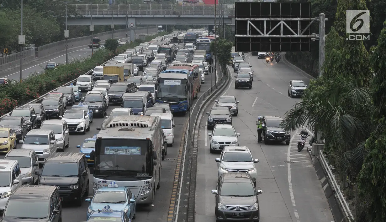 Kepadatan arus kendaraan saat melintas di Tol Dalam Kota, Jakarta, Kamis (7/6). Jasa Marga memprediksi sekitar 1,4 juta kendaraan akan keluar dari Jakarta saat arus mudik Lebaran tahun ini. (Merdeka.com/Iqbal S. Nugroho)