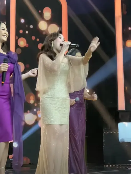 Sempurnakan tampilan, Ayu Ting-Ting kenakan aksesori emas, seperti anting gantung, gelang, dan cincin [@ayutingting92]