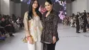 Seperti potret ini, saat menonton gelaran Cita Tenun di JFW 2025, Annisa Pohan tampil elegan kenakan blazer bermotif tenun yang dipadukan dengan midi pencil skirt warna hitam.   [@annisayudhoyono].
