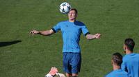 Gelandang Real Madrid, Toni Kroos, mengontrol bola saat mengikuti sesi latihan jelang laga Liga Champions di Madrid, Selasa (12/9/2017). Real Madrid akan berhadapan dengan  Apoel FC. (AP/Paul White)