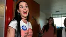 Katy Perry mengunjungi kamar mahasiswa di Universitas Nevada, Las Vegas, dalam usahanya menggalang dukungan untuk capres AS Hillary Clinton, Sabtu (22/10). Hari ini adalah hari pertama untuk pemungutan suara awal di Nevada. (David Becker/Getty Images/AFP)