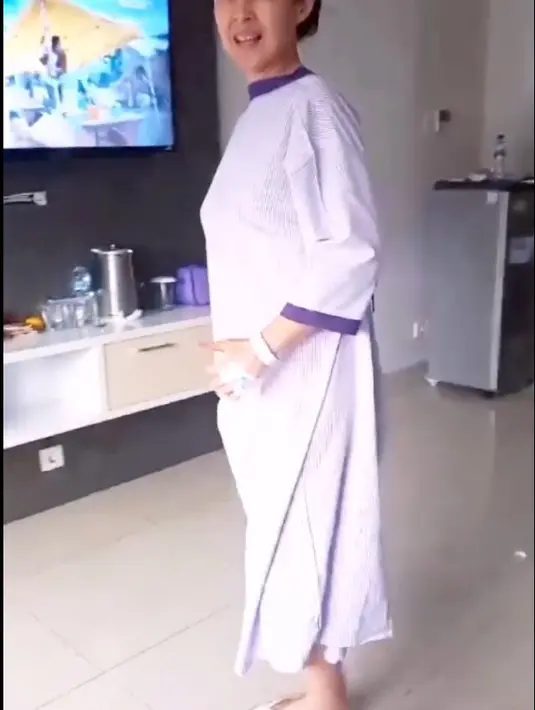 Putri Patricia kini menceraikan rokok, dan tak makan makanan yang digoreng serta makanan instan sebagai ikhtiar membangun pertahanan tubuh untuk melawan tumor. [Instagram/putripatricia888]