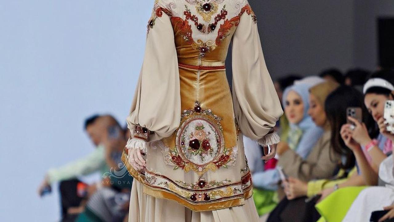 6 Potret Kimberly Ryder Tampil Cantik Menawan di Catwalk Jakarta Fashion Week 2025, Bak Bangsawan Belanda Kenakan Busana Bersulam Bunga