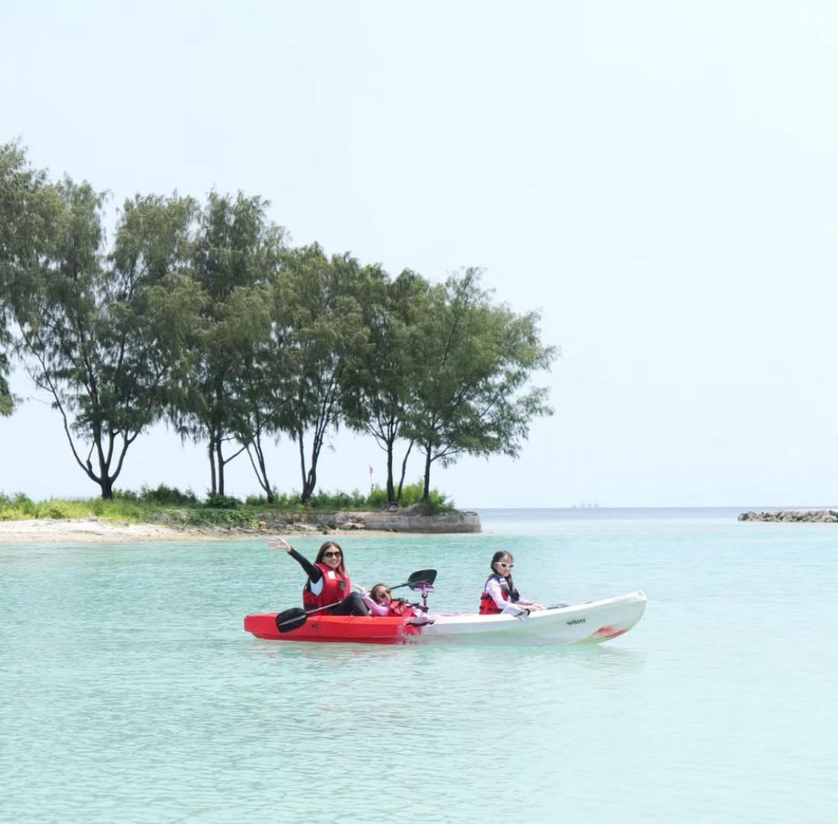 Serunya Liburan Sarwendah dan Anak-Anak di Pantai, Main Kano hingga Jelajah Hutan dengan ATV