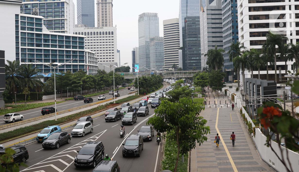 Suasana arus lalu lintas di Jalan Jenderal Sudirman, Jakarta, Kamis (5/11/2020). Badan Pusat Statistik (BPS) mencatat ekonomi Indonesia pada kuartal III-2020 minus 3,49 persen, Indonesia dipastikan resesi karena pertumbuhan ekonomi dua kali mengalami minus. (Liputan6.com/Helmi Fithriansyah)
