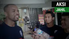 Berita video momen-momen striker asing Arema FC, Thiago Furtuoso, saat kena aksi jahil dari rekan-rekan setim.