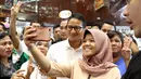 Seorang pedagang meminta foto bersama dengan Cawagub DKI Jakarta, Sandiaga Uno saat berkampanye di ITC Mangga Dua, Jakarta Utara, Kamis (3/11). Di ITC tersebut, Sandiaga menyempatkan diri mendengar keluh kesah para pedagang. (Liputan6.com/Gempur M Surya)