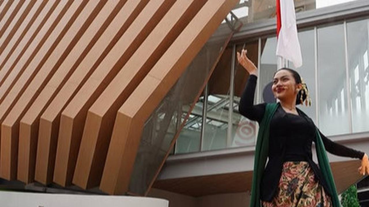 5 Potret Ariel Tatum Menari Jaipong Diiringi Gamelan Sunda di Osaka, Romantis Diiringi Rintik Hujan