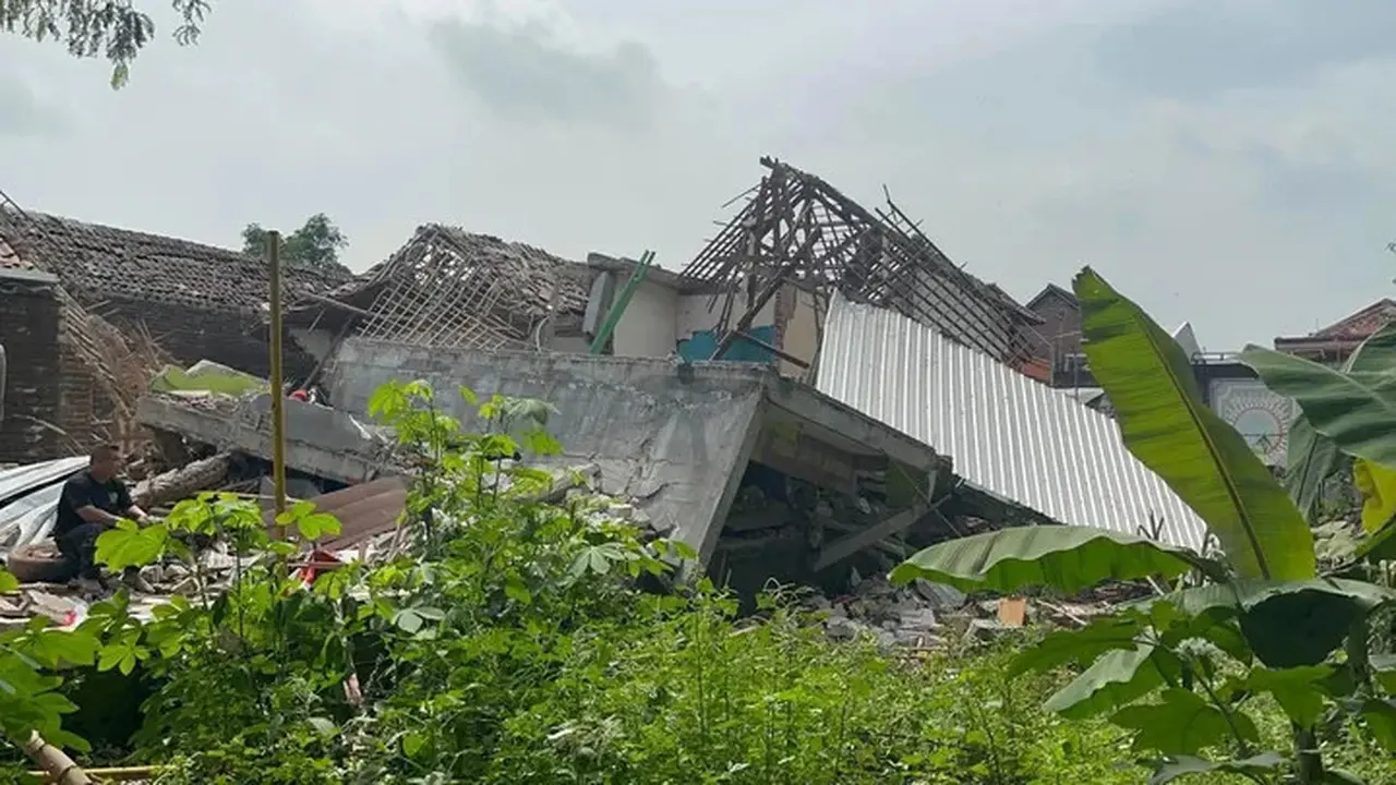 Rumah Polisi di Mojokerto Meledak pada Senin (13/1/2025)