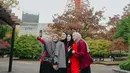 Geng RANAYU tak menyia-nyiakan kesempatan untuk mengabadikan momen berharga ini dengan mengenakan kimono yang cantik dan anggun. Dengan warna-warna yang kontras namun saling melengkapi, mereka berhasil menonjolkan keindahan budaya Jepang sekaligus menambahkan kesan kehangatan persahabatan mereka. [@dianayulestari].