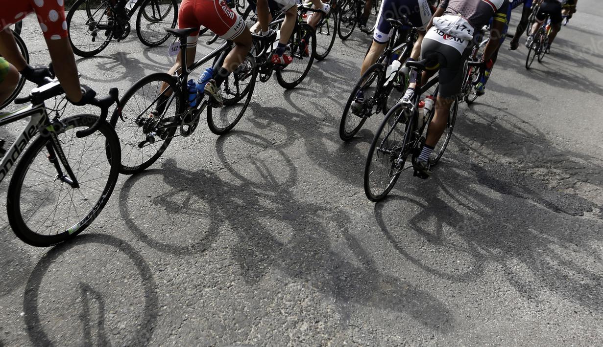 Bayangan para pebalap Tour de Singkarak 2016 saat menuju garis finish di Dharmasraya, Sumatera Barat, (12/8/2016). (Bola.com/Nicklas Hanoatubun)