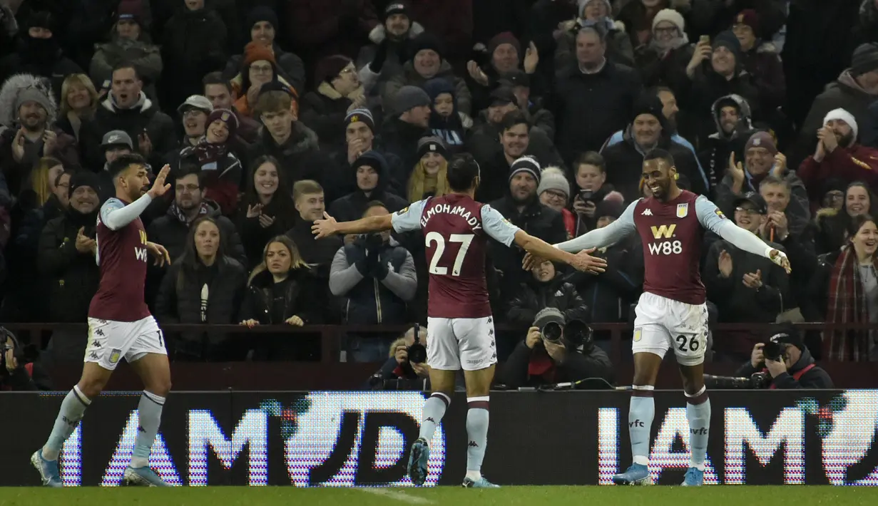 Striker Aston Villa, Jonathan Kodjia (kanan) berselebrasi usai mencetak gol ke gawang Liverpool pada pertandingan perempat final Piala Liga Inggris di Villa Park di Birmingham (17/12/2019). Kodjia mencetak dua gol dan mengantar Aston Villa menang atas Liverpool 5-0. (AP Photo / Rui Vieira)