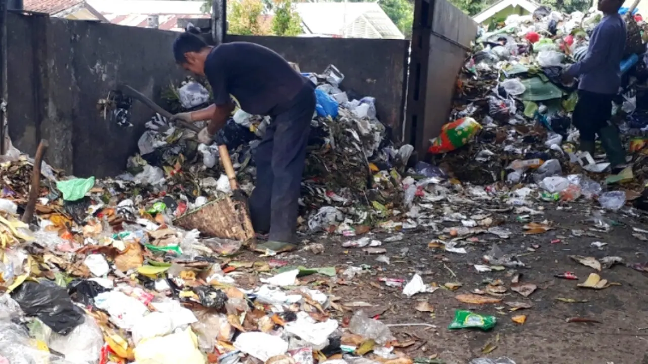 TPA Kaliori Kecamatan Kalibagor meluber sehingga tak bisa lagi menampung sampah. (Foto: Liputan6.com/Yoga S/Muhamad Ridlo)