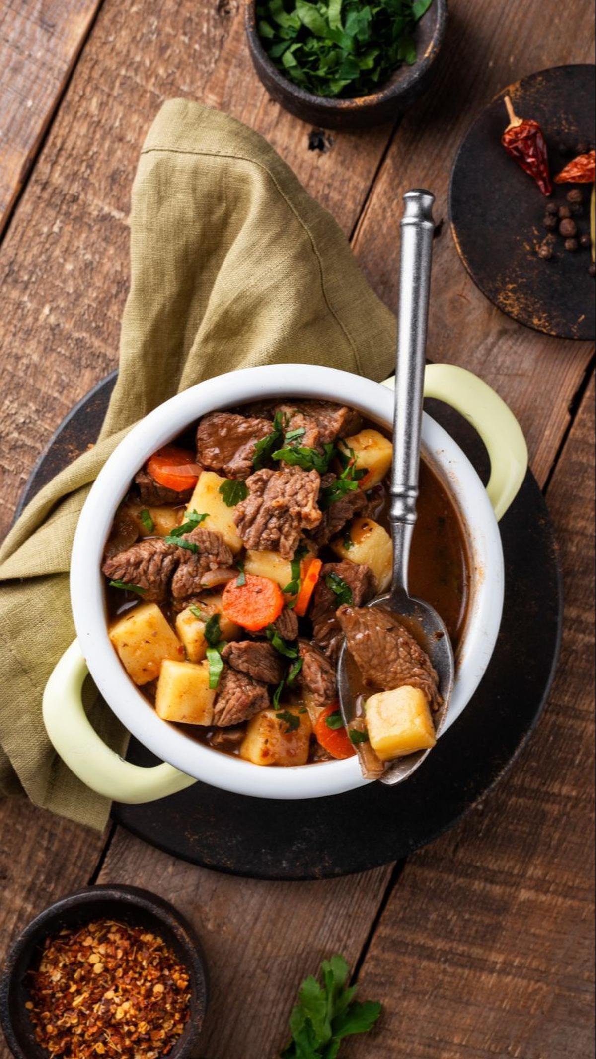 Tongseng adalah kuliner daging berkuah khas dari Jawa Tengah. Tekstur tongseng mirip dengan gulai daging berkuah namun dengan bumbu yang lebih kuat.&nbsp;