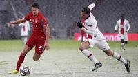 Bek Bayern Munchen, Benjamin Pavard, berebut bola dengan pemain Paris Saint-Germain (PSG), Julian Draxler, pada laga Liga Champions di Allianz Arena, Kamis (8/4/2021). PSG menang dengan skor 3-2. (AP Photo/Matthias Schrader)