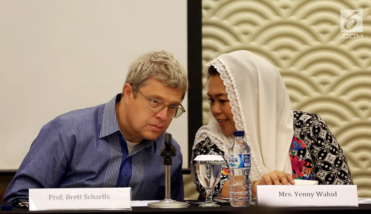 Prof. Brett Scharffs berbincang dengan Yenny Wahid di sela acara Forum terbuka di Jakarta, Senin (31/7). Forum tersebut membahas hubungan antara agama minoritas, mayoritas di Indonesia dan Amerika Serikat. (Liputan6.com/Johan Tallo)